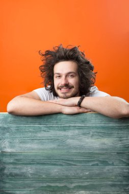 komik genç sakallı adam