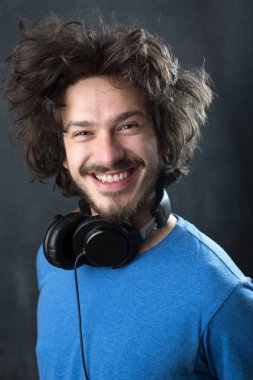 Kulaklık takan adam.