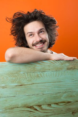 Sakallı yakışıklı genç