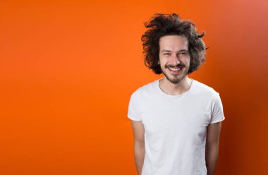 Sakallı yakışıklı genç