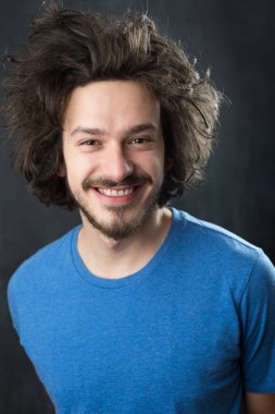 Sakallı yakışıklı genç