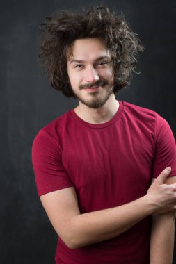 Sakallı yakışıklı genç