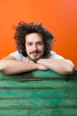 Sakallı yakışıklı genç