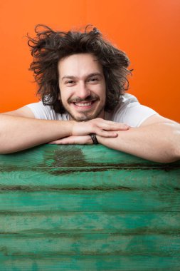 yakışıklı komik sakallı adam