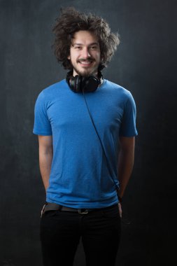 Kulaklık takan adam.