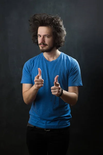 Giovane uomo con i capelli divertenti — Foto Stock