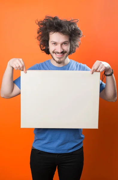 Homem segurando placa em branco — Fotografia de Stock
