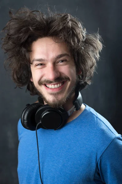 Kulaklık takan adam.