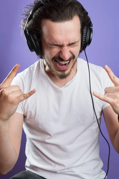 Bebaarde man met oortelefoon — Stockfoto