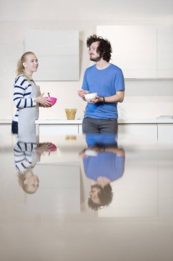 Genç çift mutfakta.