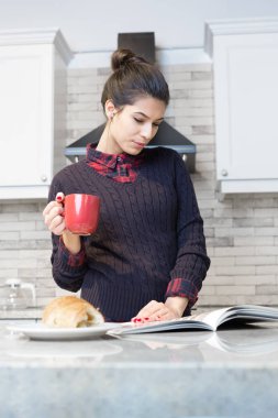 mutfakta kahve kadın