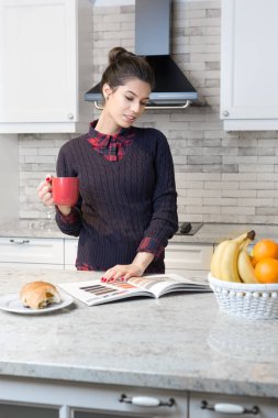 mutfakta kahve kadın