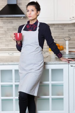 mutfağında kahve içme kadın