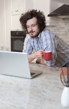 Dizüstü bilgisayar kullanarak sırasında kahvaltı adam