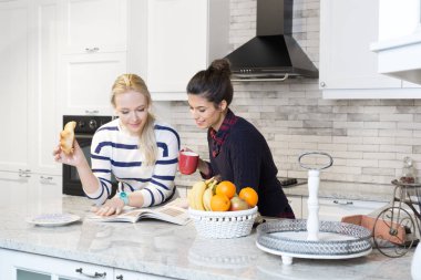 İki kız mutfakta kahvaltı hazırlarken