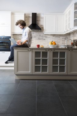 Dizüstü bilgisayar kullanarak sırasında kahvaltı adam