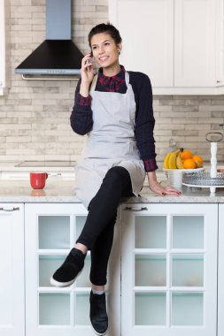 Kahvaltı sırasında telefon olan kadın