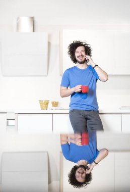 Adam cep telefonu kullanarak mutfakta