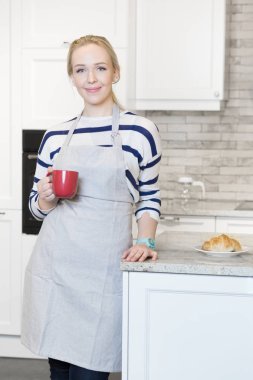 mutfağında kahve içme kadın