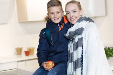 Anne oğlunu okula hazır hale getirilir