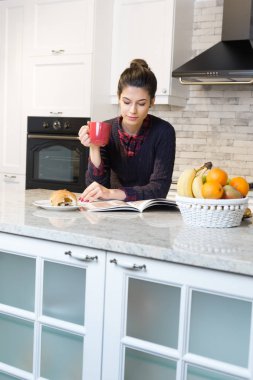 mutfakta kahve kadın