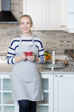 mutfağında kahve içme kadın