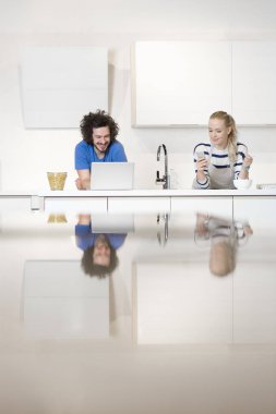 Genç çift mutfakta.