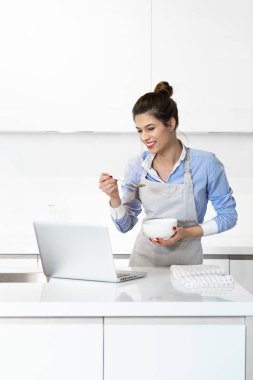 kadın mutfakta Kahvaltı