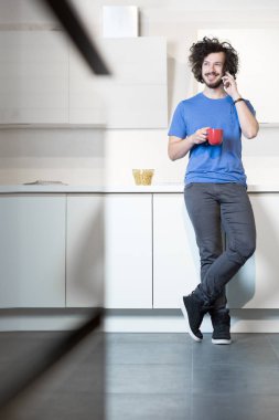 Adam cep telefonu kullanarak mutfakta