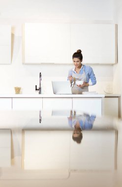 kadın mutfakta Kahvaltı