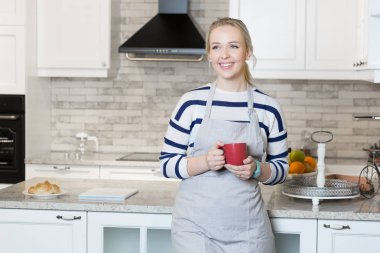 mutfağında kahve içme kadın