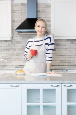 mutfağında kahve içme kadın