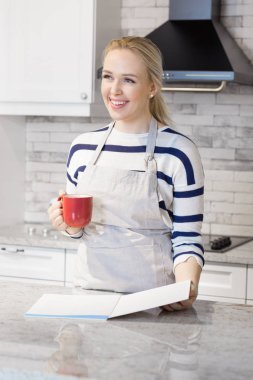 mutfağında kahve içme kadın