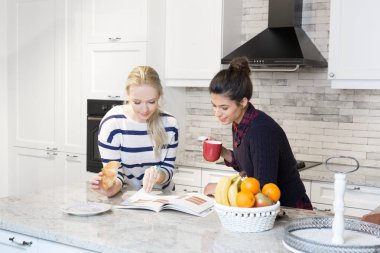 İki kız mutfakta kahvaltı hazırlarken