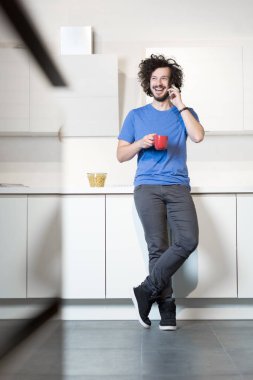 Adam cep telefonu kullanarak mutfakta