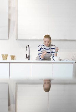 Kahvaltı sırasında telefon olan kadın