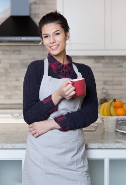 mutfağında kahve içme kadın