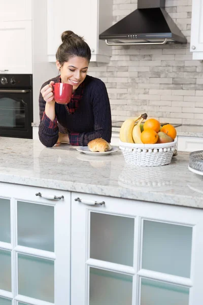 Femme prenant un café dans la cuisine — Photo