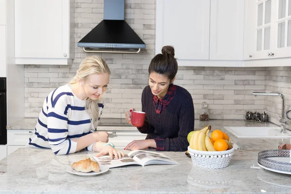 Due ragazze che preparano la colazione in cucina — Foto Stock