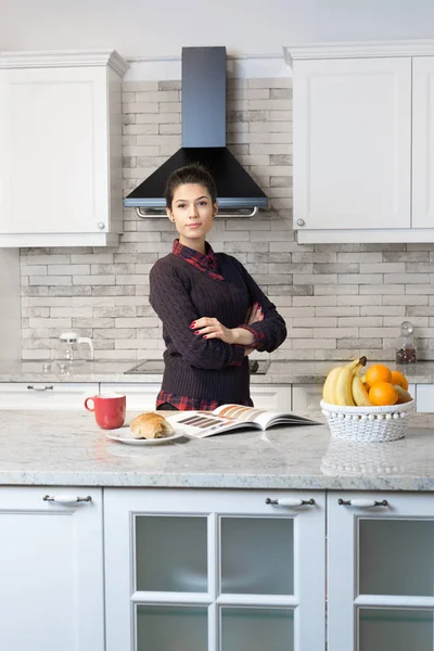 Donna che prende il caffè in cucina — Foto Stock