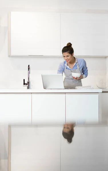 Mujer desayunando en la cocina —  Fotos de Stock