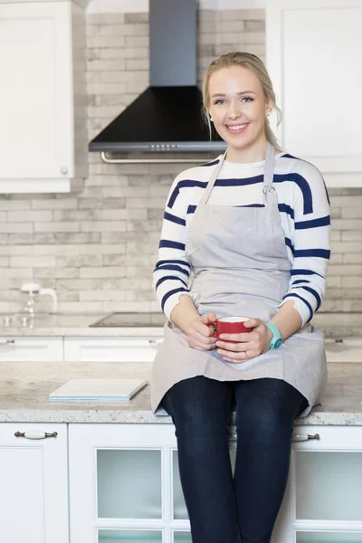 Donna che beve caffè nella sua cucina — Foto Stock