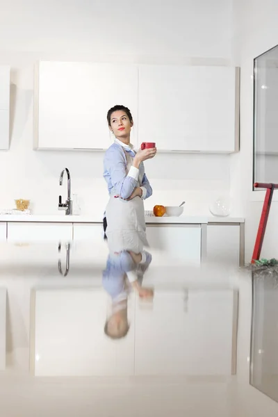 Mujer bebiendo café en su cocina —  Fotos de Stock
