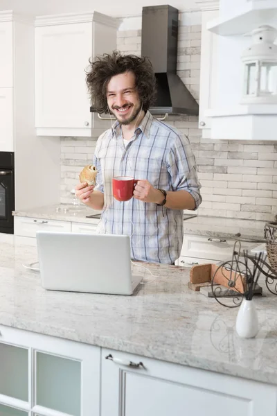 Reggelizés közben használ Laptop ember — Stock Fotó