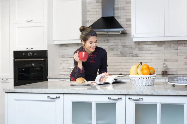 Femme prenant un café dans la cuisine — Photo