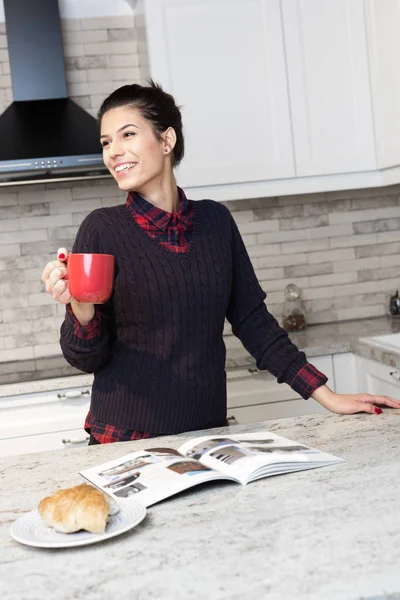 Femme buvant du café dans sa cuisine — Photo