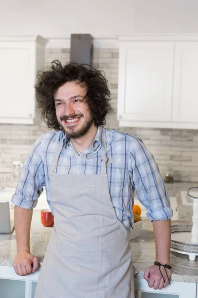 Man in apron in kitchen — Stock Photo, Image