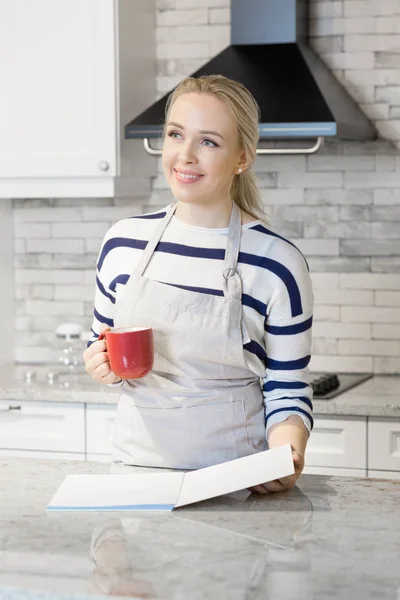 Kobieta gotowania w kuchni — Zdjęcie stockowe