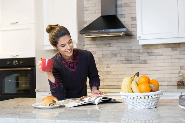 Donna che prende il caffè in cucina — Foto Stock