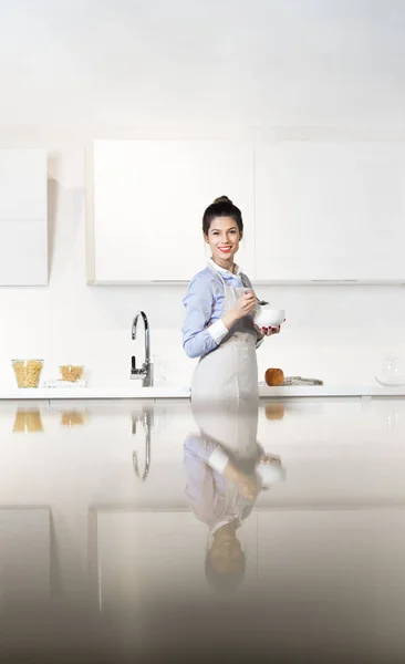 Kobieta gotowanie w kuchni — Zdjęcie stockowe